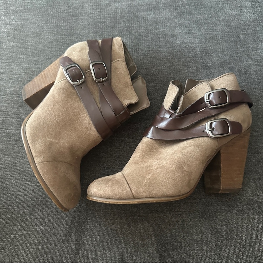 Carlos Helene Stylish Tan Ankle Boots with Buckle Straps size 6.5